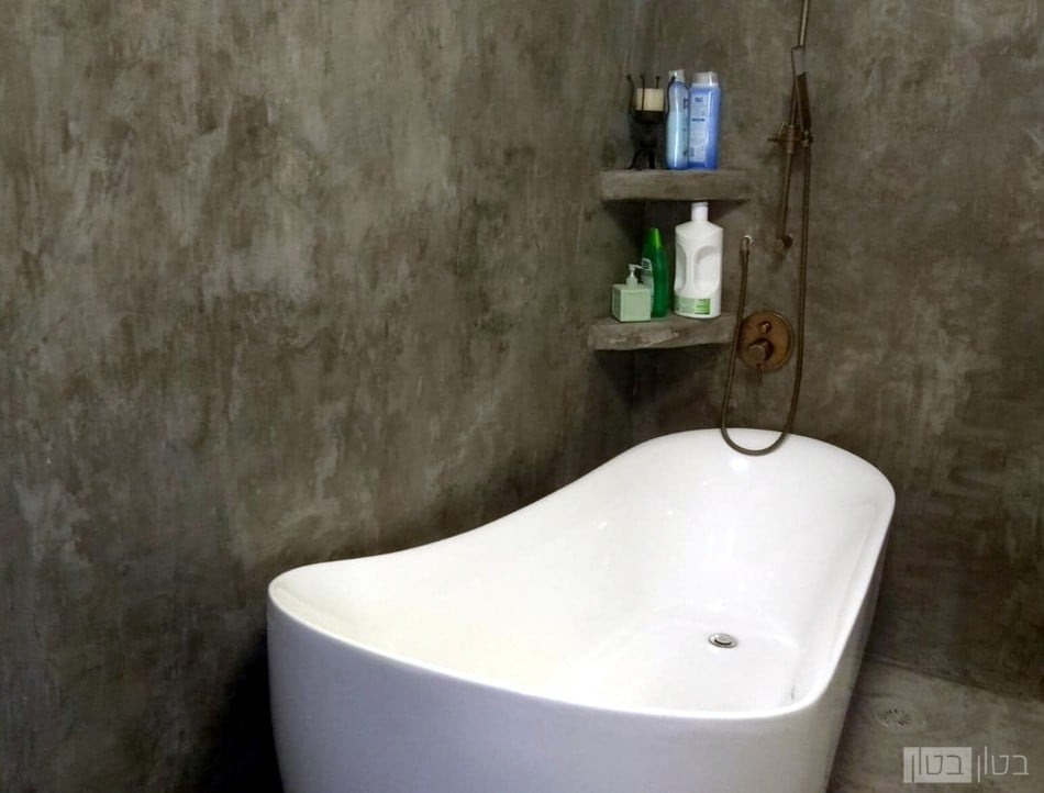 קירות אמבטיה בחיפוי בטון צרוב