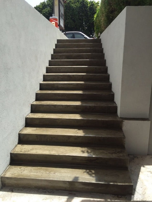 מדרגות חיצוניות בציפוי בטון דק