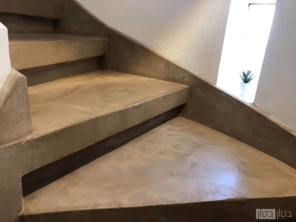 מדרגות בחיפוי בטון בצבע בז